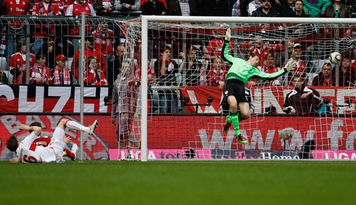 Wuuuuussssssccccccccchhhhh! Der Ball flitzt förmlich an Jens Lehmann vorbei - die zwischenzeitliche Bayern-Führung durch Ivica Olic