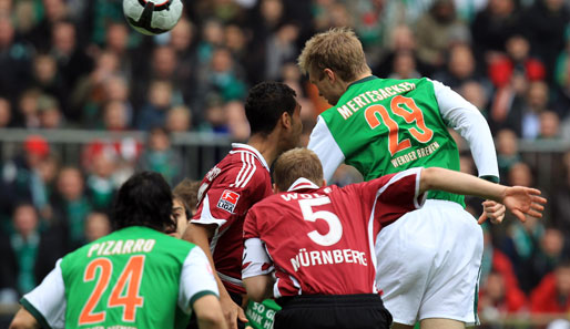 Werder Bremen - 1. FC Nürnberg 4:2: Blitzstart für Werder - Per Mertesacker (r.) köpft nach 38 Sekunden einen Eckball von Mesut Özil ins Netz
