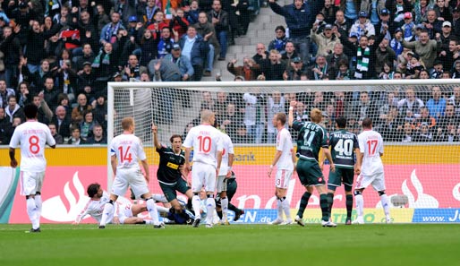 Bor. Mönchengladbach - Hamburger SV 1:0: Abwehrspieler Roel Brouwers erzielte aus dem Getümmel im Strafraum den Siegtreffer für die Fohlen. Bereits sein siebtes Saisontor