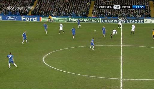 Alex (2. Chelsea-Spieler v. l.) hebt das Abseits auf. Ivanovic hat nur Augen für den Ball