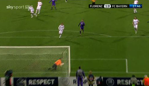 Das 1:0 für die Fiorentina: Jörg Butt lässt einen Weitschuss von Marchionni unnötig nach vorne abprallen