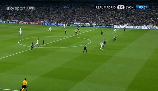 1:0 Ronaldo (6.): Guti legt sich weit in der eigenen Hälfte den Ball zurecht. Ronaldo läuft Toulalan im Rücken weg