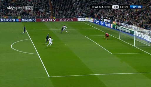 Der Winkel ist relativ spitz, Ronaldo entschließt sich dennoch zu schießen. Lloris steht eigentlich richtig…