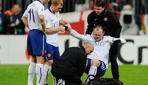 Rooney humpelt vom Platz und wird nach dem Abpfiff behandelt. Unter Umständen fällt er nächste Woche aus...