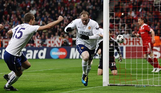 Rooney dreht jubelnd ab und feiert mit Vidic sein fünftes Tor in der laufenden Champions-League-Saison