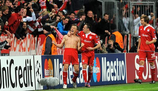 Trikot runter und ab zum Jubeln: Olic und Ribery feiern den Sieg