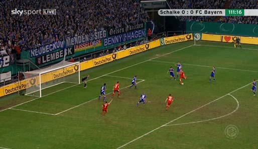 Sechs Schalker Feldspieler versammeln sich im Strafraum, aber keiner kann Robben entscheidend stören. Ribery winkt und will den Ball