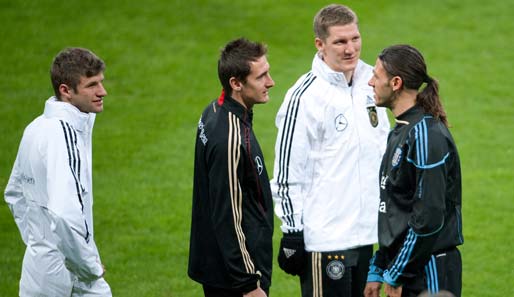 Die Bayern-Spieler Thomas Müller, Miroslav Klose, Bastian Schweinsteiger und Martin Demichelis nutzten die Möglichkeit zu einem kleinen Plausch