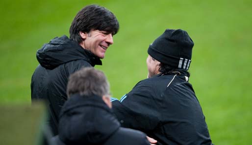 Bundestrainer Joachim Löw und Argentiniens Nationaltrainer Diego Maradona begrüßten sich sehr herzlich