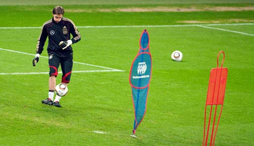Deutschlands neue Nummer eins Rene Adler trainiert seine fußballerischen Fähigkeiten