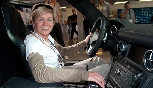 Frauen-Bundestrainerin Sylvia Neid nimmt bei der Driving Experience von Mercedes-Benz schon mal Platz