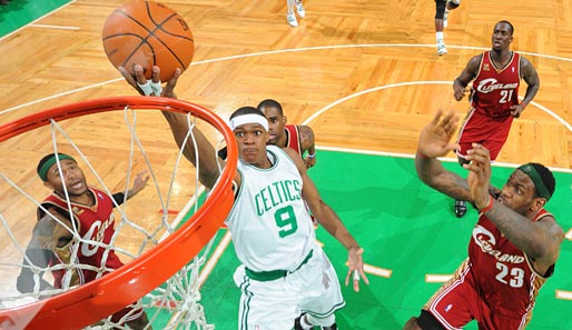 In den Korb gelegt. Rajon Rondo (M.) von den Boston Celtics lässt sich nicht mal von LeBron James (r.) sein Osterfest versauen