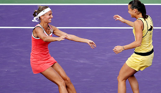 Das haut einen um. Gisela Dunko aus Argentinien (l.) und Flavia Pennetta aus Italien zelebrieren ihren Finalerfolg beim Frauen-Doppel in Florida