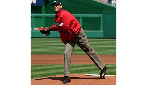 Obama versucht sich als Pitcher für die Washington Nashionals im Spiel gegen die Philadelphia Phillies. Ob Angie das auch hinbekommen würde?