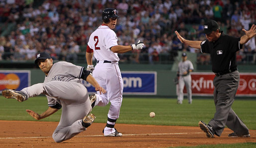 Hoch das Bein: Jacoby Ellsbury (l.) von den Boston Red Sox erreicht im MLB-Spiel gegen die New York Yankees die First Base in interessanter Pose