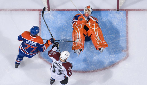 Edmontons Goalie Jeff Deslaurier begräbt in bester Käfer-Manier den Puck unter sich. Die Oilers schlugen die Colorado Avalanche in der NHL mit 5:4