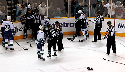 Die Spieler und Schiedsrichter haben alle Hände voll zu tun beim NHL-Spiel der San Jose Sharks gegen die Vancouver Canucks
