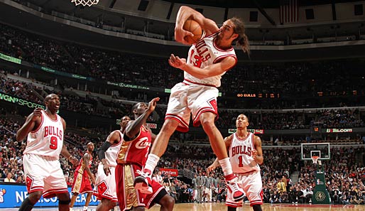 Joakim Noah (2. v.r.) von den Chicago Bulls mit einer neuen Reboundtechnik beim NBA-Spiel gegen die Cleveland Cavaliers