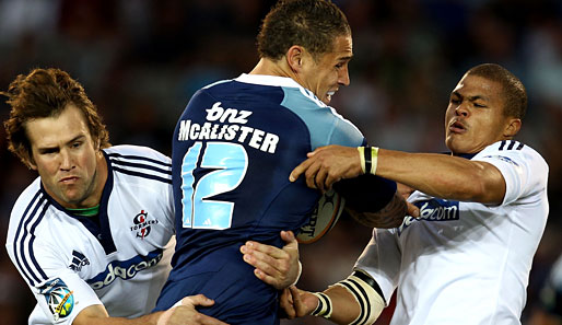 Sieht aus wie ein englisch geführter Zweikampf bei einem Spiel von Real Madrid, ist aber: Ein neuseeländisch-südfrikanisches Rugby-Duell