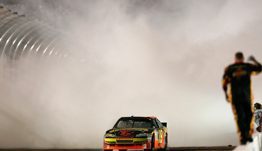 Ryan Newman taucht aus dem Nebel auf. Kein Motorschaden, sondern ein spektakulärer Burnout nach seinem NASCAR-Sprint-Cup-Erfolg in Phoenix