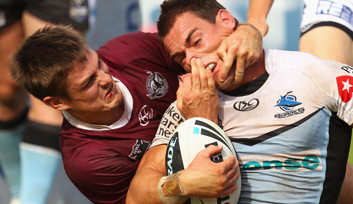 Rugby ist nicht unbedingt eine appetitliche Angelegenheit: John Morris (r.) und Matt Ballin im intensiven Zweikampf bei einem NRL-Match in Australien