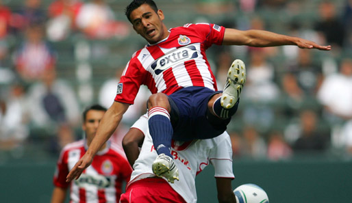 Im Huckepack: Michael Umana von den Chivas USA bereitet sich im MLS-Match gegen New York Red Bull auf eine schmerzhafte Landung vor