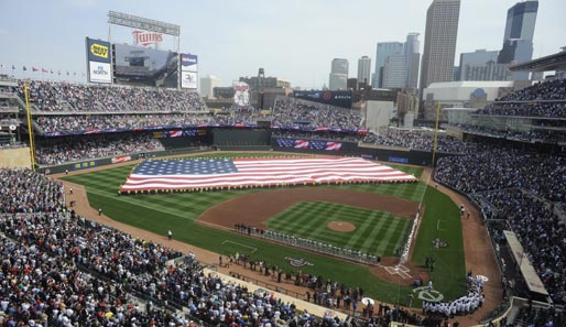 Zurückhaltung? Fehlanzeige. Die Eröffnung des neuen Stadions der Minnesota Twins wird gebührend gefeiert. Perfekt: Der folgende 5:2-Sieg gegen die Boston Red Sox
