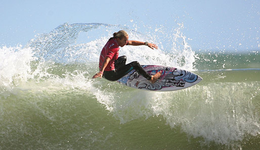 Die perfekte Welle hat Chelsea Hedges erwischt beim World Tour Womens Surf Festival am Fitzroy Beach in New Plymouth, Neuseeland