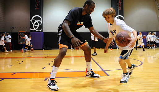 Lehnt sich vor Beginn der Playoffs nicht zurück: Amare Stoudemire (l.) von den Phoenix Suns als Übungsleiter bei einer NBA-FIT-Veranstaltung