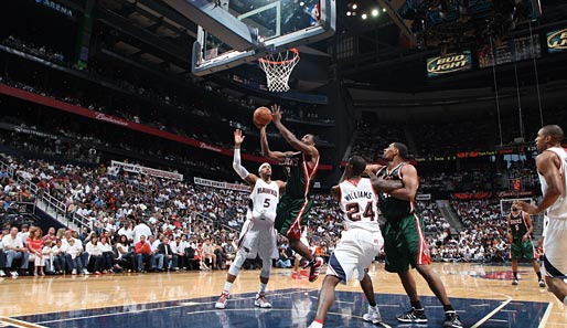 Luc Richard Mbah (2. v. l.) von den Milwaukee Bucks setzt beim ersten NBA-Playoff-Spiel gegen die Atlanta Hawks zum Sprung an