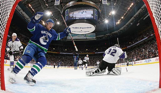Christian Ehrhoff (2. v. l.) von den Vancouver Canucks bejubelt Mikael Samuelssons Tor im 2. NHL-Playoff-Spiel gegen die L.A. Kings
