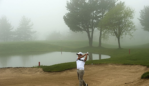 Golfer im Nebel: Pablo Larrazabal mit einem Abschlag bei den Ballantine's Championship auf Jeju Island in Südkorea