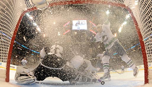 Es schneit, es schneit: Jonathan Quick muss im Spiel seiner L.A. Kings in den NHL-Playoff-Viertelfinals der Western Conference gegen die Vancouver Canucks hinter sich greifen