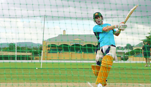 Lieber eitel als schön: Australiens Cricket-Nationalspieler Michael Clarke weiß sich auch im Training zu schützen