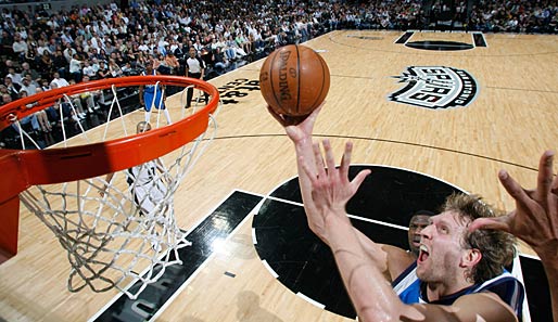 Dirk Nowitzki von den Dallas Mavericks steigt hoch zum Korb in Spiel drei der NBA Playoffs gegen die San Antonio Spurs