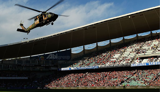 Wie aus einem Actionfilm: Ein Militär-Hubschrauber liefert die Trophäe vor dem NRL-Finale zwischen den St.George Illawarra Dragons und den Sydney Roosters