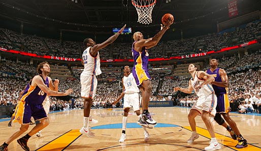 Ron Artest (M.) von den Los Angeles Lakers setzt sich gegen Jeff Green von den Oklahoma City Thunder durch. Die Lakers verloren dennoch mit 89:110