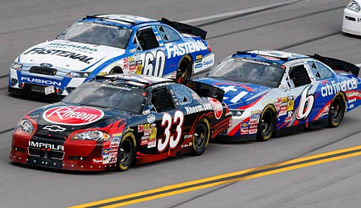 In der amerikanischen NASCAR Nationwide Series gehört das Schubsen zum rauhen Alltag. Kevin Harvick (l.) gegen Ricky Stenhouse Jr.