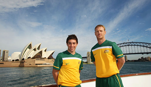 Sightseeing in der Heimat: Tommy Oar (l.) und Craig Moore präsentieren das neue Trikot der australischen Nationalmannschaft vor dem Sydney Opera House und der Harbour Bridge