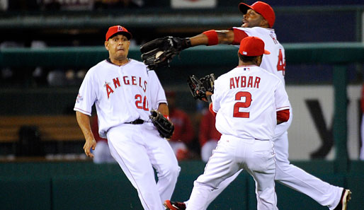Nimm du ihn, ich hab ihn sicher. Torii Hunter, Juan Rivera und Erick Aybar vom MLB-Team Los Angeles Angels of Anaheim streiten sich im Spiel gegen die Cleveland Indians um den Ball