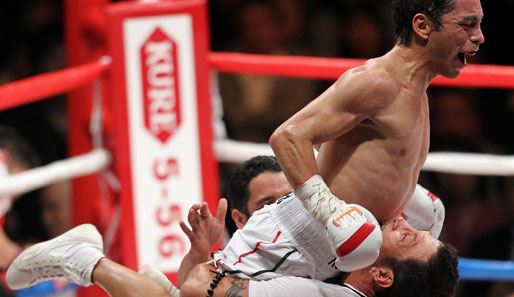 Hoch soll er leben! Boxer Fernando Montiel freut sich diebisch über seinen Sieg gegen Hozumi Hasegawa
