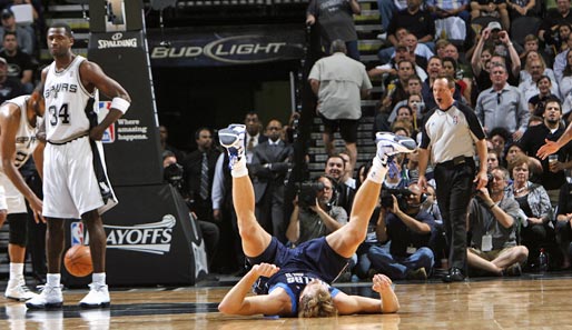 Auf dem Boden der Tatsachen: Dirk Nowitzki (M.) ist mit seinen Dallas Mavericks im sechsten Playoff-Spiel bei den San Antonio Spurs durch ein 87:97 ausgeschieden