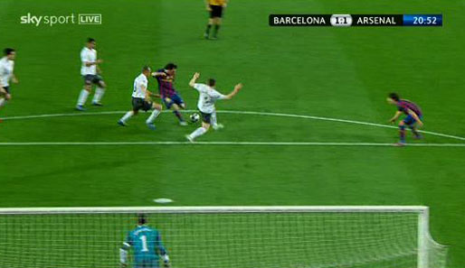 Messi kann aus 17 Metern abziehen. Silvestre und Vermaelen kommen einen Schritt zu spät