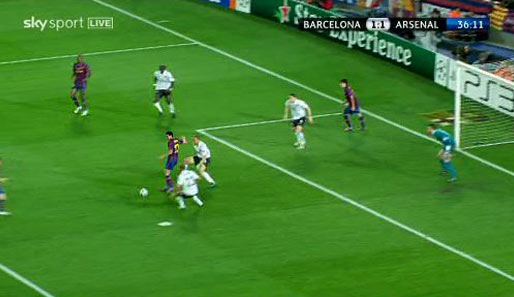 Der Barca-Stürmer ist als Erster am Ball und lässt den Ball nach hinten abtropfen