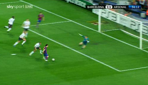 Messi ist frei vor Almunia und muss den Ball aus sieben Metern nur noch im Tor unterbringen