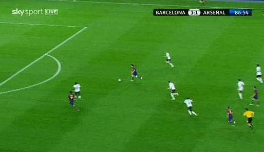 Eboue kommt von rechts mit viel Vorsprung und könnte Messi noch stoppen