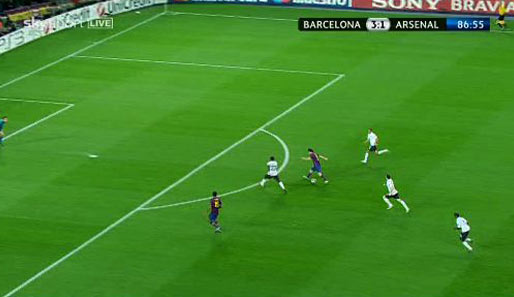 Messi geht gegen Eboue ins Dribbling und wird von drei weiteren Weißen verfolgt