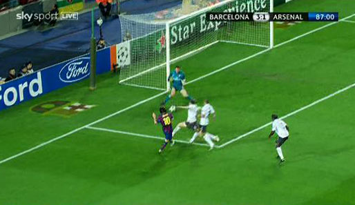 Aber Messi bringt den Ball wieder aufs Tor und sieht die Lücke zwischen Almunias Beinen