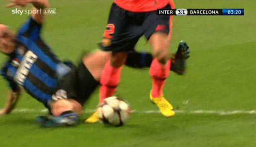 Sneijder kommt deutlich zu spät. Alves spielt den Ball