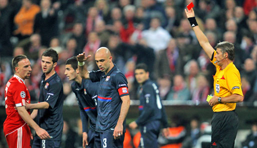 Der Moment des Schreckens für den FCB: Franck Ribery (l.) sieht völlig überraschend die Rote Karte von Schiedsrichter Roberto Rosetti (r.). Was war geschehen?